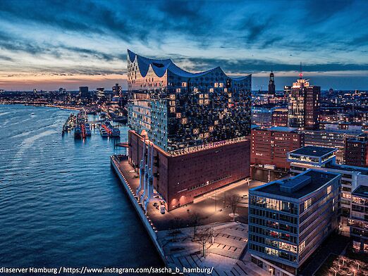 Elbphilharmonie in Hamburg mit Lichterherz in Abendstimmung