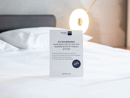 Informations-Aufsteller in einem Hotelzimmer von DHI Dorint Hospitality & Innovation