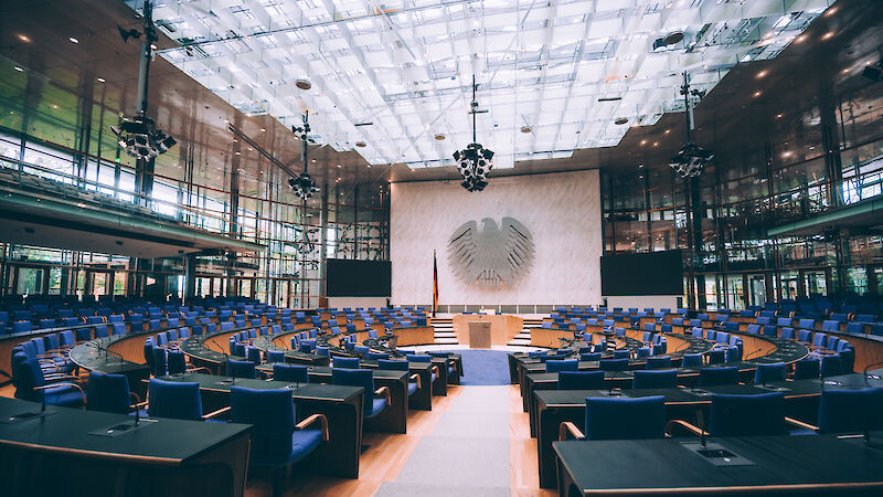 WCCB: Blick in den Plenarsaal und auf den Bundesadler
