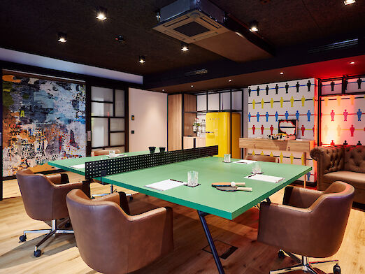 Meeting Raum mit Tischtennisplatte in einem Haus von Lindner Hotels & Resorts
