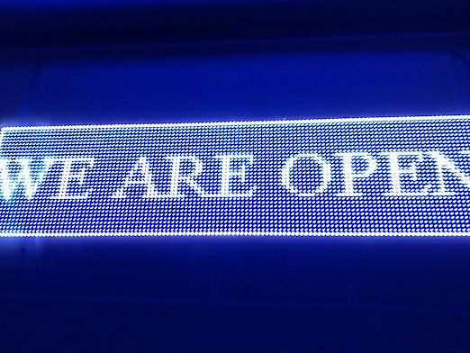 Elektronische Anzeige "We are open"