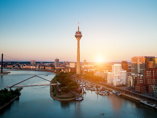 Panoramaansicht von Düsseldorf in Abendstimmung