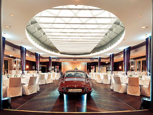"Tea Hall" at Hotel Maximilian's with an oldtimer car in the middle of the room.