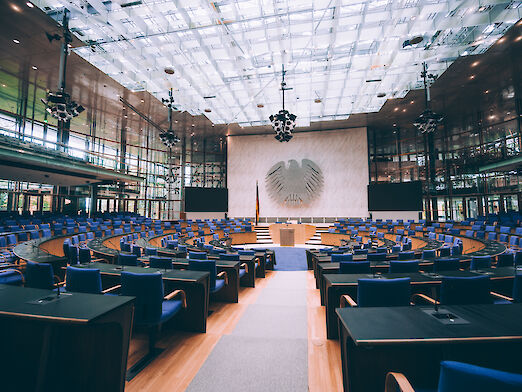 World Conference Center Bonn: Blick in den Plenarsaal und auf den Bundesadler