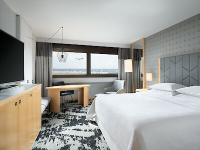 Premium Room mit Blick auf den Frankfurter Flughafen