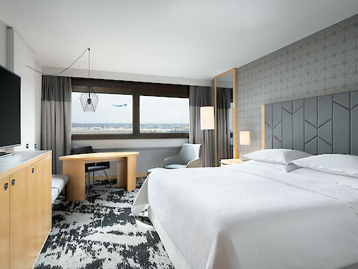 Premium Room mit Blick auf den Frankfurter Flughafen