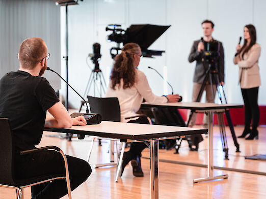 Speaker and participants in Eurogress Aachen's streaming studio.